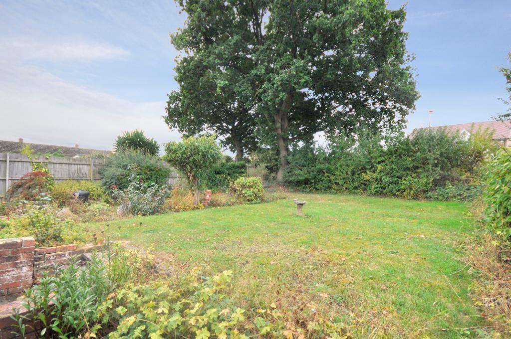2 Bedroom Bungalow For Sale in Fairway, Calne, Wiltshire, SN11 0LB