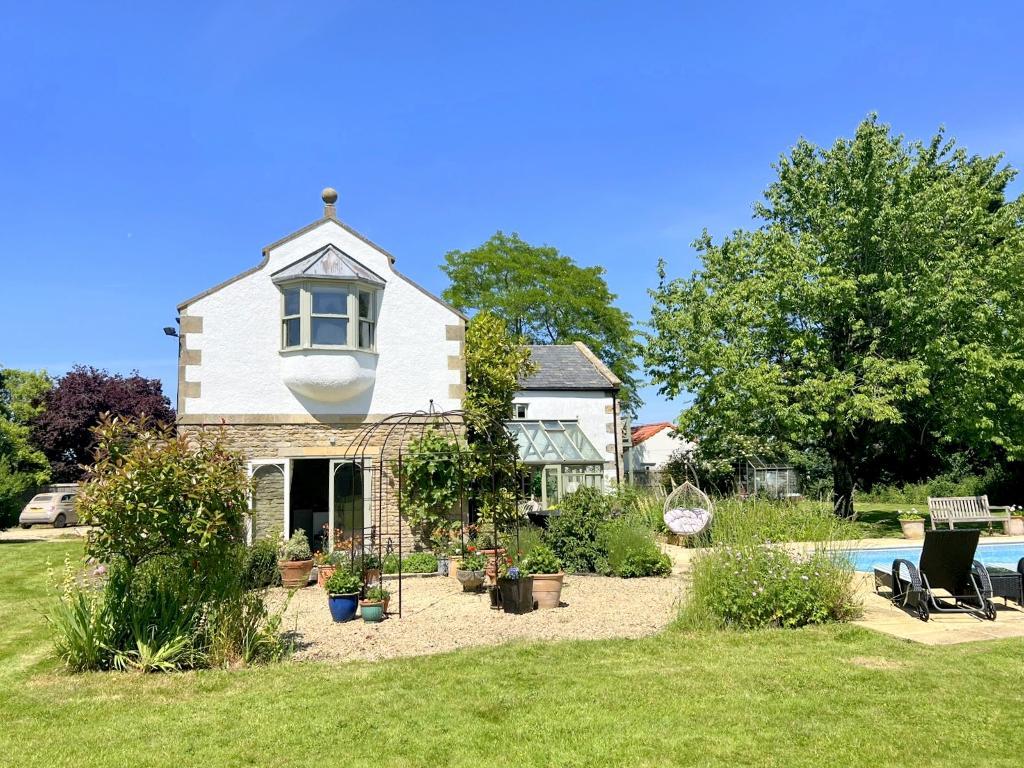 6 Bedroom Character Property For Sale in Semington, Trowbridge