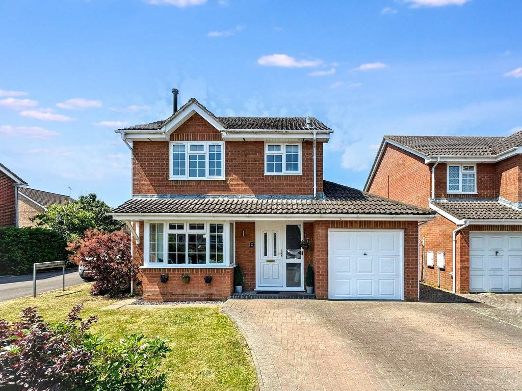 Hazelwood Road, Melksham, SN12 6UU